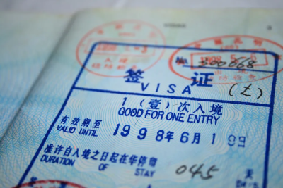 Which airports and cities allow visa-free transit stays?